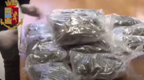 Va a tutta velocità e viene fermato da agenti in borghese, aveva 60 chili di marijuana nel furgone