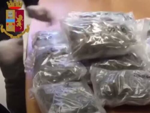 Va a tutta velocità e viene fermato da agenti in borghese, aveva 60 chili di marijuana nel furgone