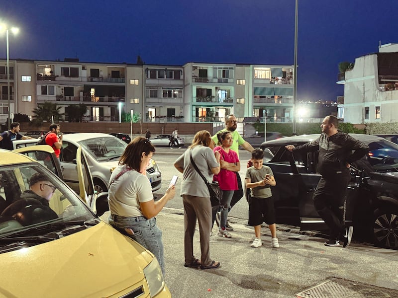 Terremoto nei Campi Flegrei, gente in strada da Pozzuoli a Napoli 1