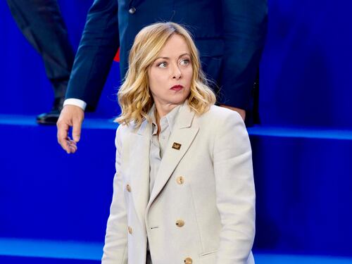 "Difendiamo i lavoratori, la sinistra al caviale no". Giorgia gela le critiche per la battuta sulla salute