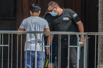 Panico in Duomo a Milano: straniero armato di coltello prende in ostaggio una guardia e la fa inginocchiare 3