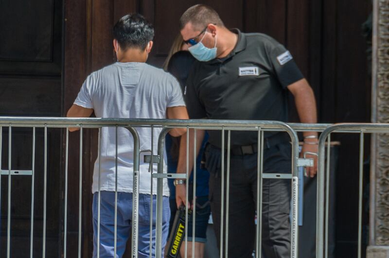 Panico in Duomo a Milano: straniero armato di coltello prende in ostaggio una guardia e la fa inginocchiare 3