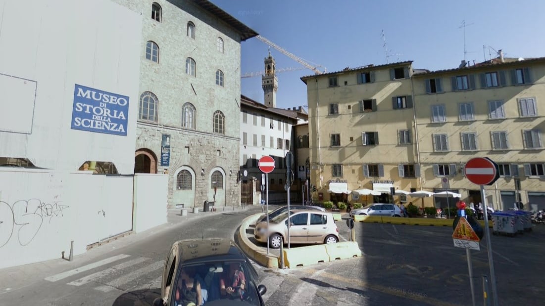 Pugni in faccia e vestiti strappati:così uno straniero prova a stuprarla