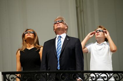 Trump guarda l'eclissi senza occhiali protettivi 5