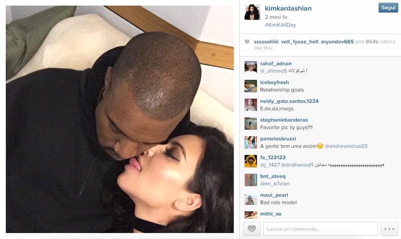 Kim Kardashian realizza un libro di selfie 17