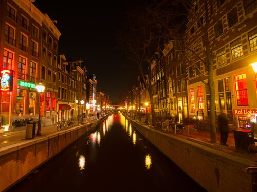 Amsterdam diventa puritana: stretta su cannabis, alcol e prostitute
