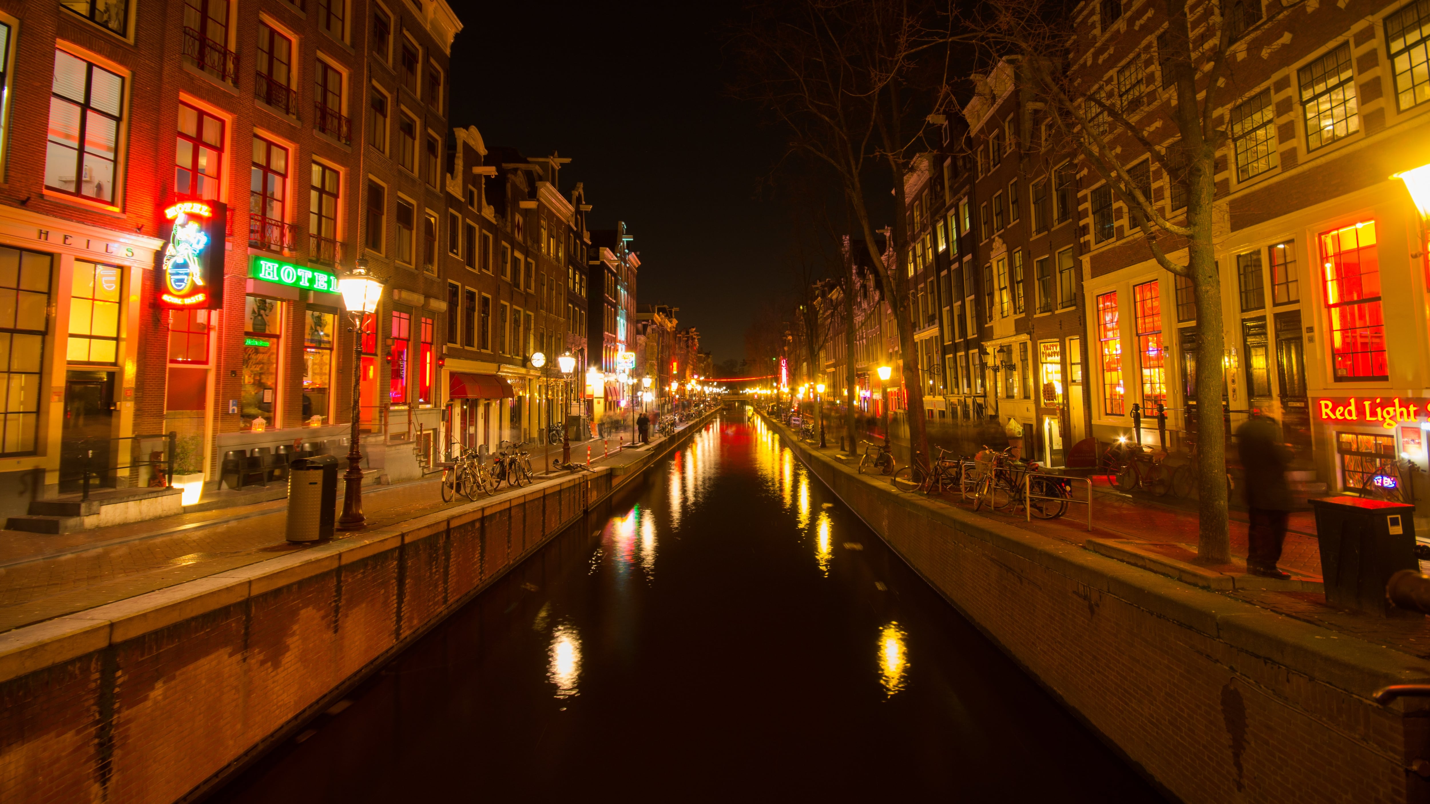 Amsterdam dice no ai tour nel quartiere a luci rosse: “Non c’è rispetto per le prostitute”
