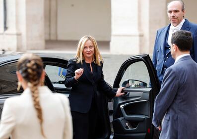 Giorgia Meloni a bordo dell'auto lascia il Quirinale 6