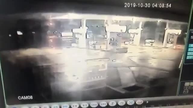 Paura a Dallas, un fulmine colpisce una stazione di servizio e apre una voragine