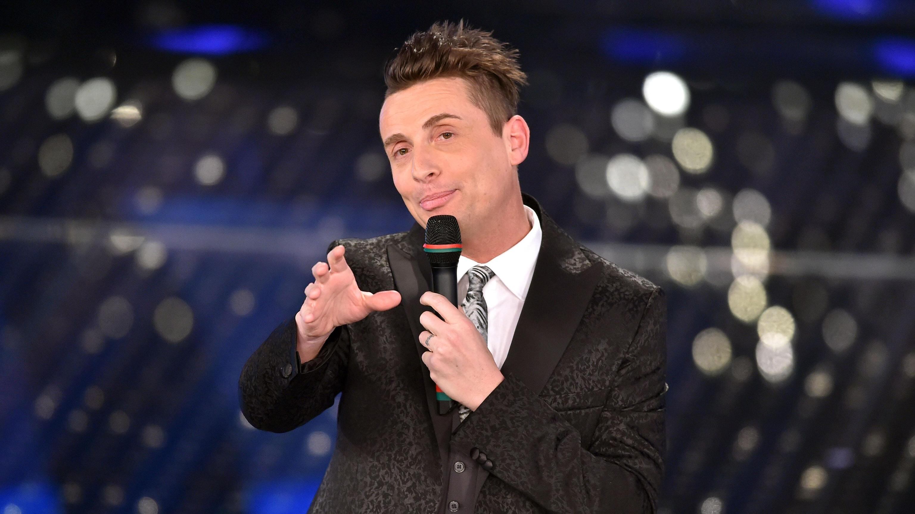 Brani più brevi, ritmo frenetico Pintus lancia il "Karaoke" sprint