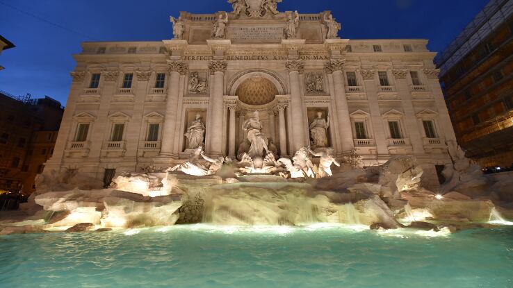 Roma, altro sfregio per la Fontana di Trevi: romeno incide il proprio nome