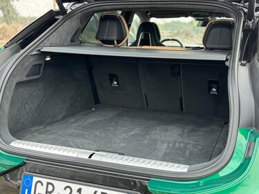 Lotus Eletre: guarda la gallery del nuovo suv elettrico anglo-cinese da 612 CV 11