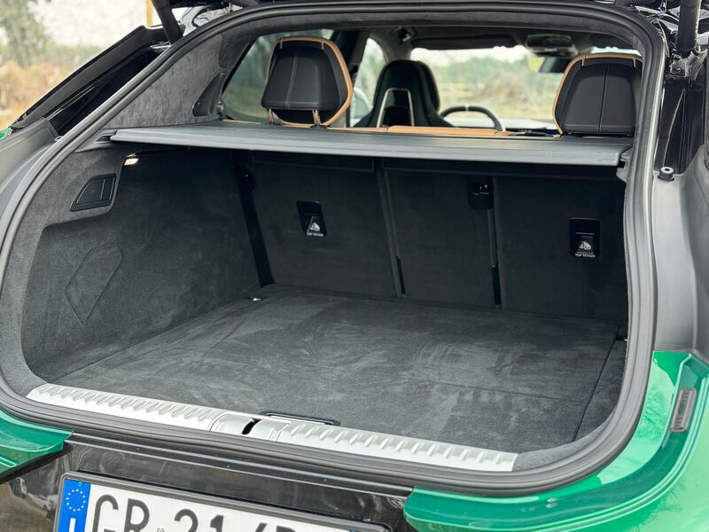 Lotus Eletre: guarda la gallery del nuovo suv elettrico anglo-cinese da 612 CV 11