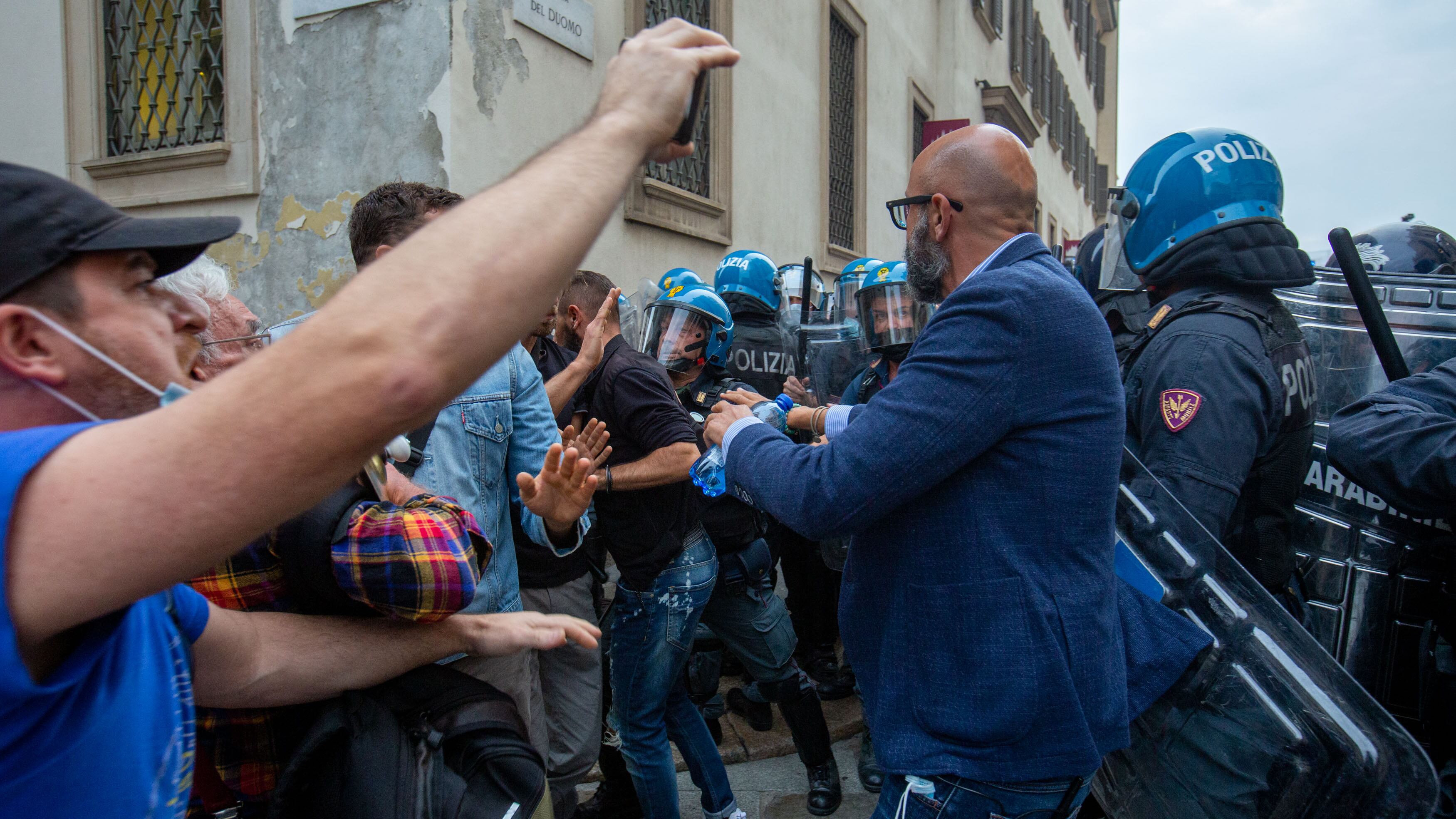No Pass scagliano bottiglie sugli agenti: tensione a Milano