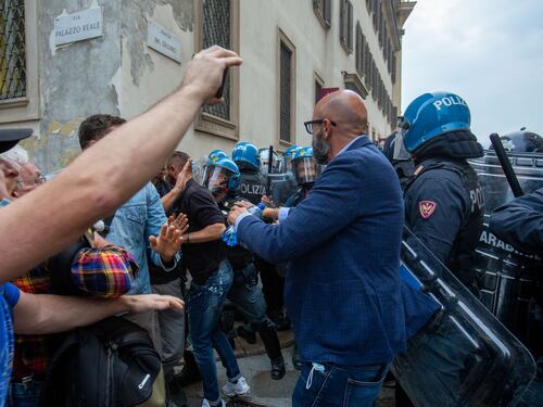No Pass scagliano bottiglie sugli agenti: tensione a Milano
