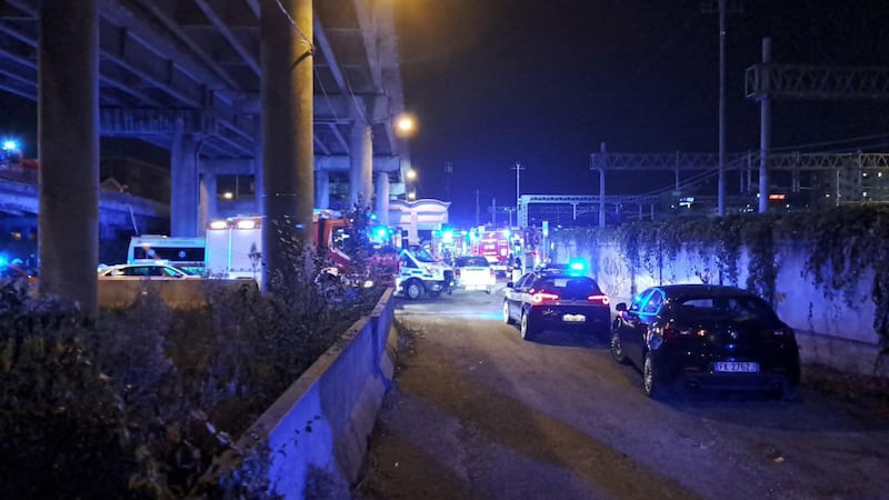 Bus sfonda la recinzione del cavalcavia, precipita sui cavi dell'elettricità e prende fuoco. Vittime e tantissimi feriti 8