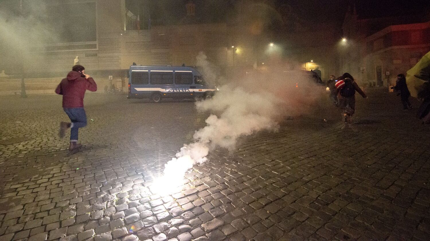 Coronavirus, dopo Napoli esplode la protesta anche a Roma e Palermo