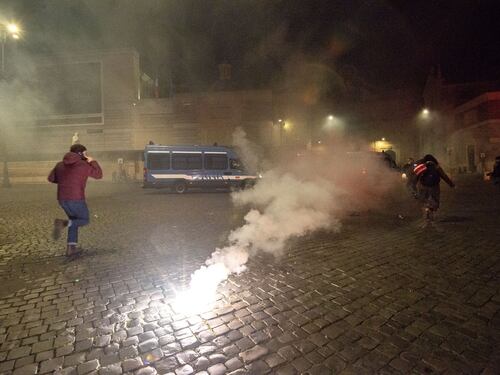 Coronavirus, dopo Napoli esplode la protesta anche a Roma e Palermo