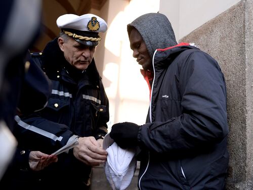 Genova, pioggia di critiche su municipale che ferma abusivo straniero