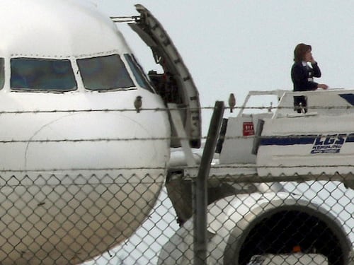 Dirottato volo Egypt Air: "Rilasciato ostaggio italiano"