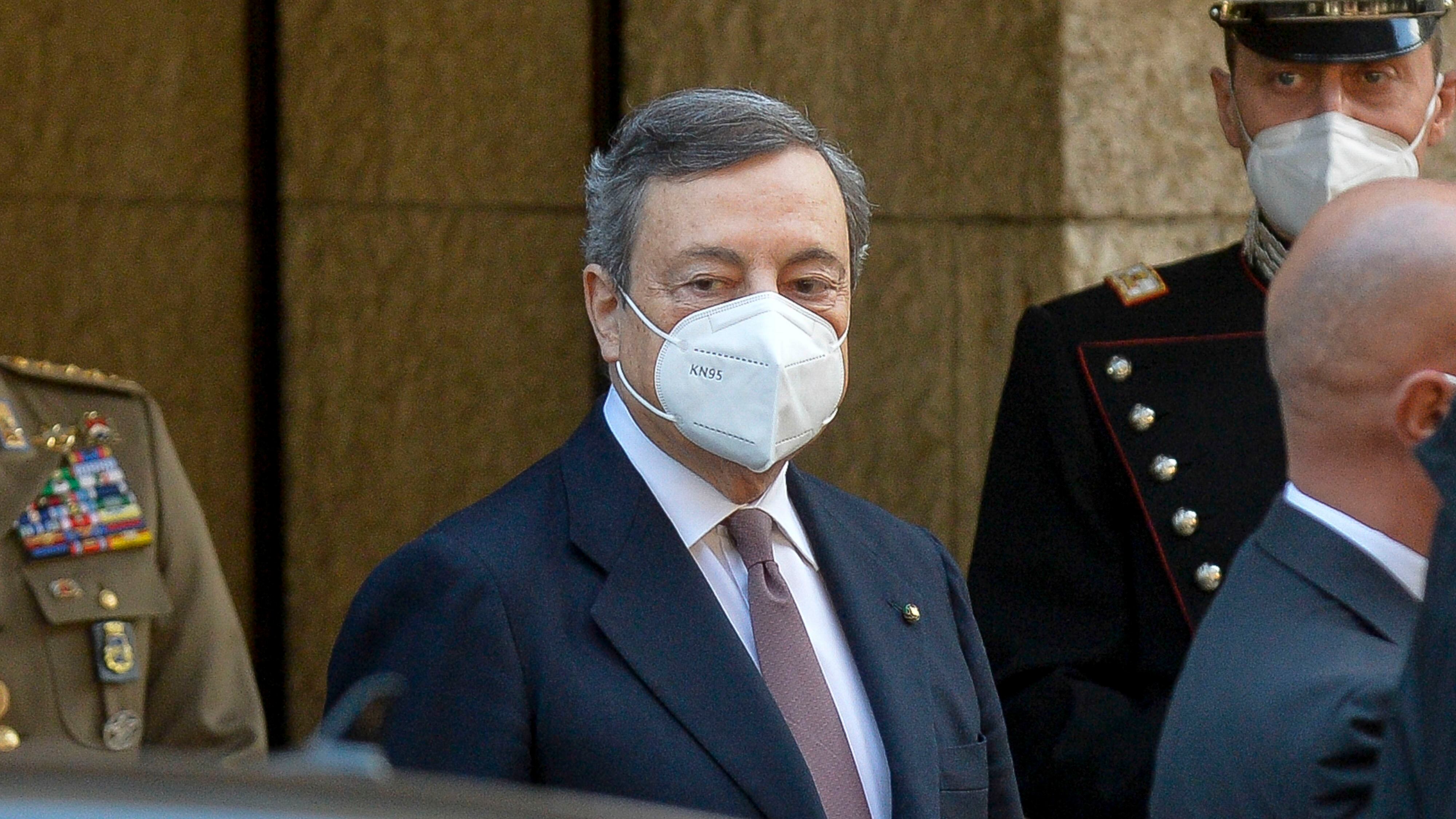 Draghi "paga" il caso Astrazeneca Quanto costa lo stop al governo