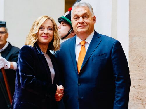 Meloni vede Orbán: dialogo delle destre e nuovi equilibri tra Stati Uniti e Ue