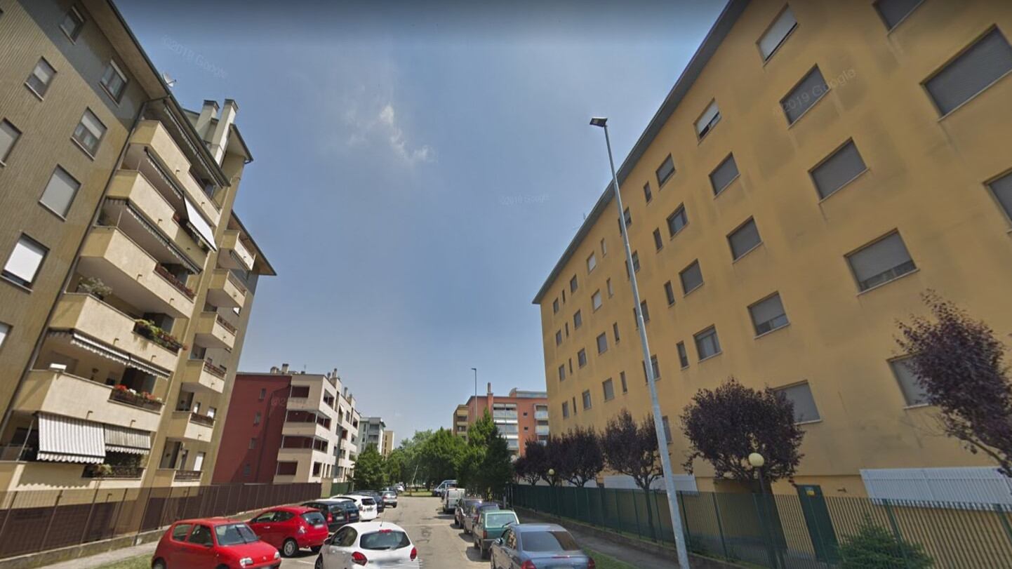 Milano, straniero lancia posacenere e accoglie militari col coltello