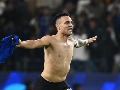 Lautaro oggi affianca Luisito. È il romantico record della 10