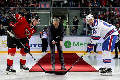 Mourinho apre la partita di hockey e scivola sulla pista 1