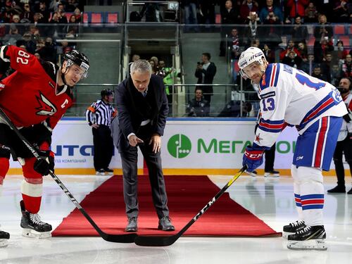 Mourinho apre la partita di hockey e scivola sulla pista