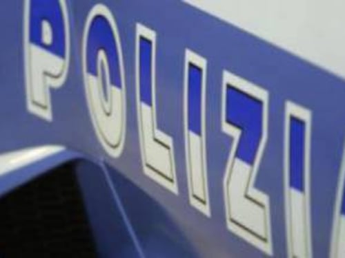 Distruggono pensilina e aggrediscono agenti: arrestati due marocchini