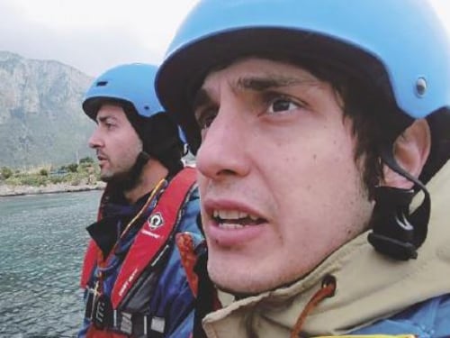 Una vita in vacanza con la ong. "Lo Stato Sociale" dei buonisti