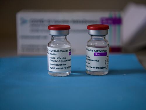 Un caso di trombosi ogni 600mila dosi: è allarme in Europa Sì ad AstraZeneca solo per gli over 60