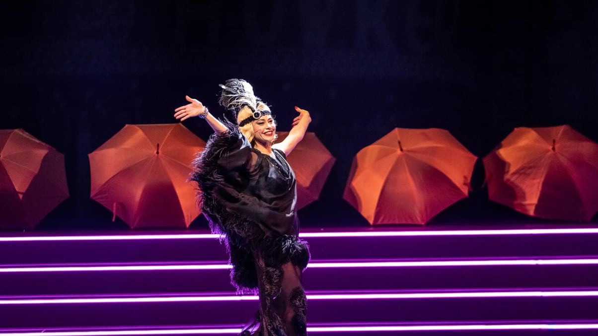 Martina Stella è una diva del muto. Canta e stona sotto la vera pioggia