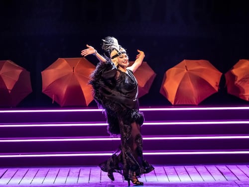 Martina Stella è una diva del muto. Canta e stona sotto la vera pioggia