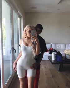 Kylie Jenner nuda e ricoperta di vernice su Instagram 12