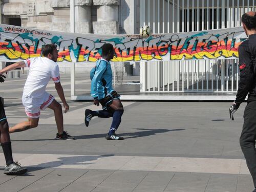 Migranti, Sala non molla: "Sì alla marcia" Il centrodestra: "Annullarla"