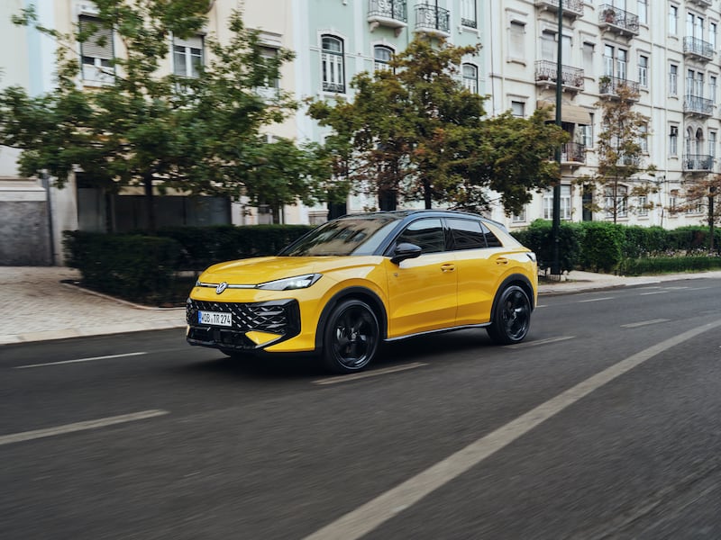 Volkswagen T-Roc, primo contatto con il nuovo SUV ibrido: brillante ed efficiente
