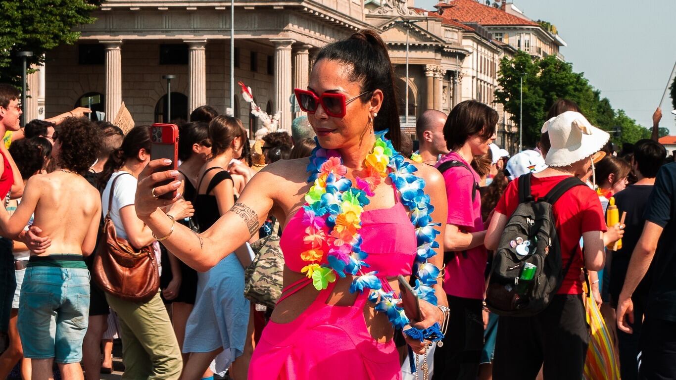 Una foto col consigliere di Fi costa a Rota il Bergamo Pride