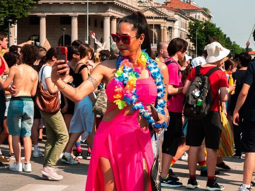 Una foto col consigliere di Fi costa a Rota il Bergamo Pride