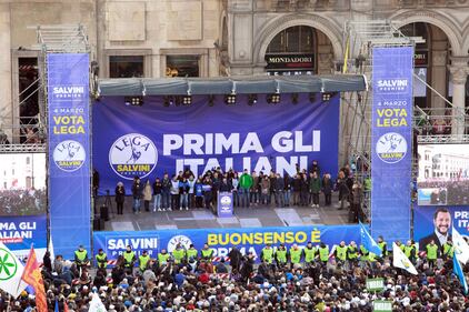 Salvini in piazza Duomo a Milano 3