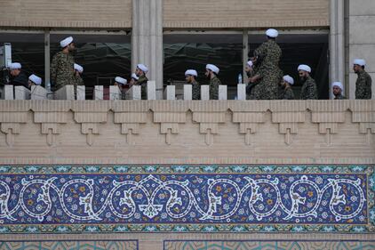 Iniziati i funerali di Khamenei: le immagini da Teheran 9