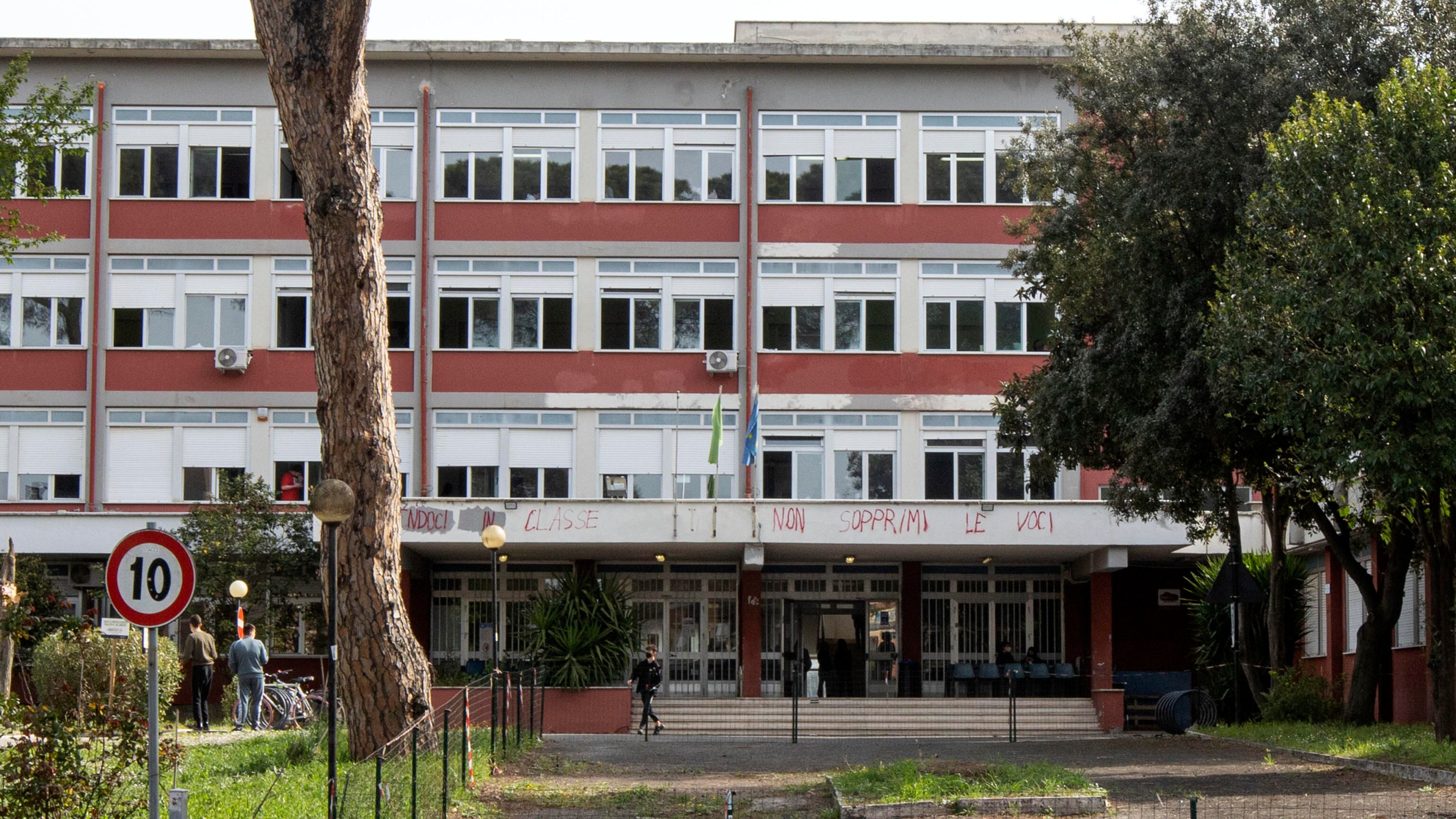La love story tra la preside e l'alunno infiamma il liceo e finisce sui social