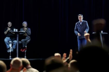 Francia, Melenchon fa il comizio in ologrammi 6
