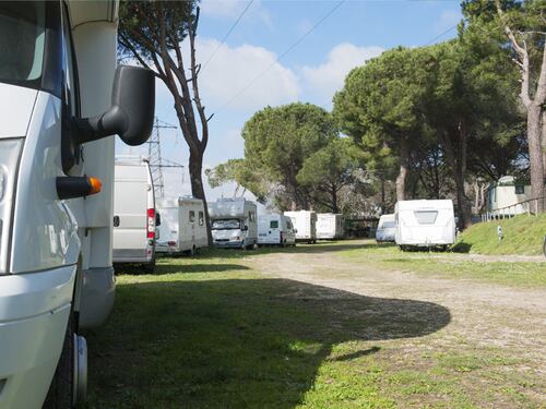 Roma, entra in un camper e abusa di una donna