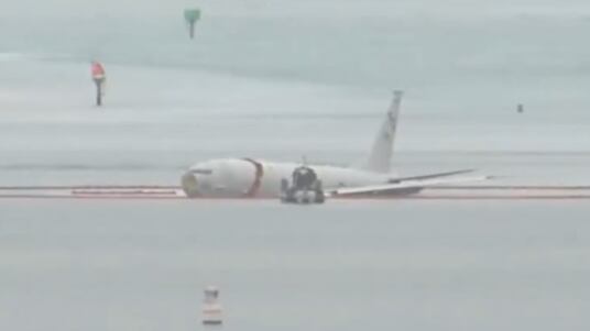 Incidente alle Hawaii, aereo militare Usa fuori pista finisce nell'oceano