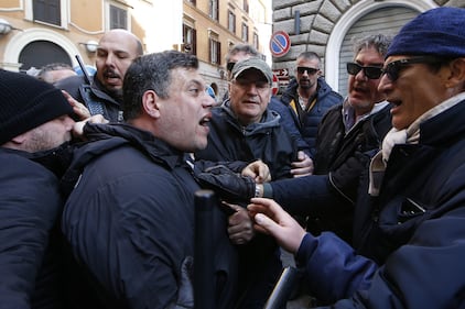 Scontri davanti la sede del Pd in Via del Nazareno 9