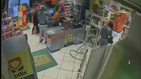 Roma: uomo rapina un supermercato ma inseguito dai passanti cade