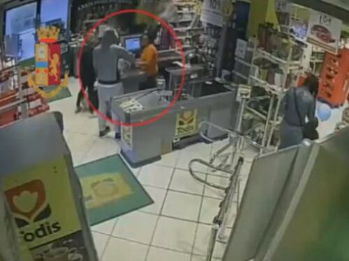 Roma: uomo rapina un supermercato ma inseguito dai passanti cade
