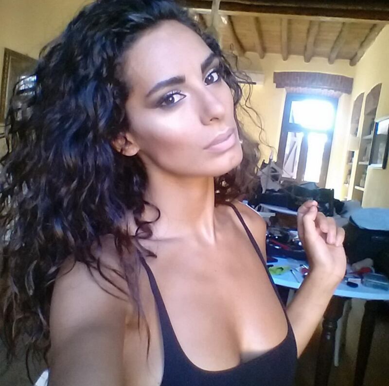 Raffaella Modugno senza reggiseno per presentare il calendario 43